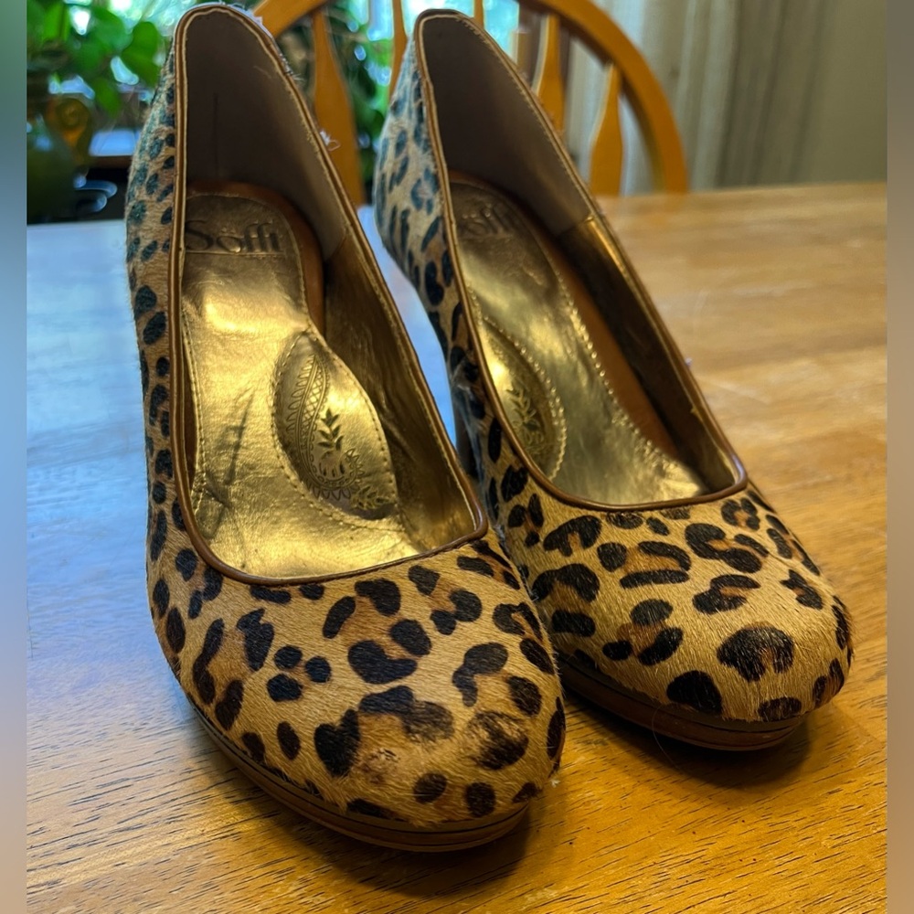 Sofft Leopard heels. 3 1/2 inch heel. Size 8 1/2. Some wear.